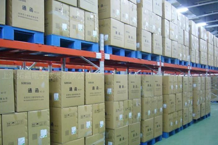 塑料托盤(pán)工廠倉(cāng)庫(kù)上貨架使用.jpg